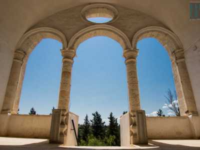 Al centro fa bella mostra di s� una balconata, l� dove quattro colonne sorreggono tre archi che vanno a formare una graziosa trifora